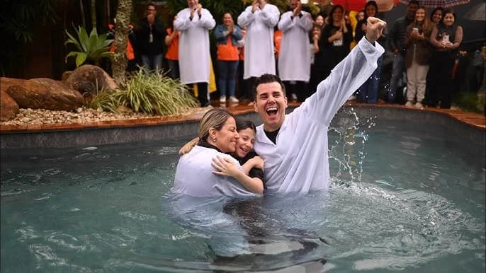Fiéis reunidos celebrando batismo em águas
