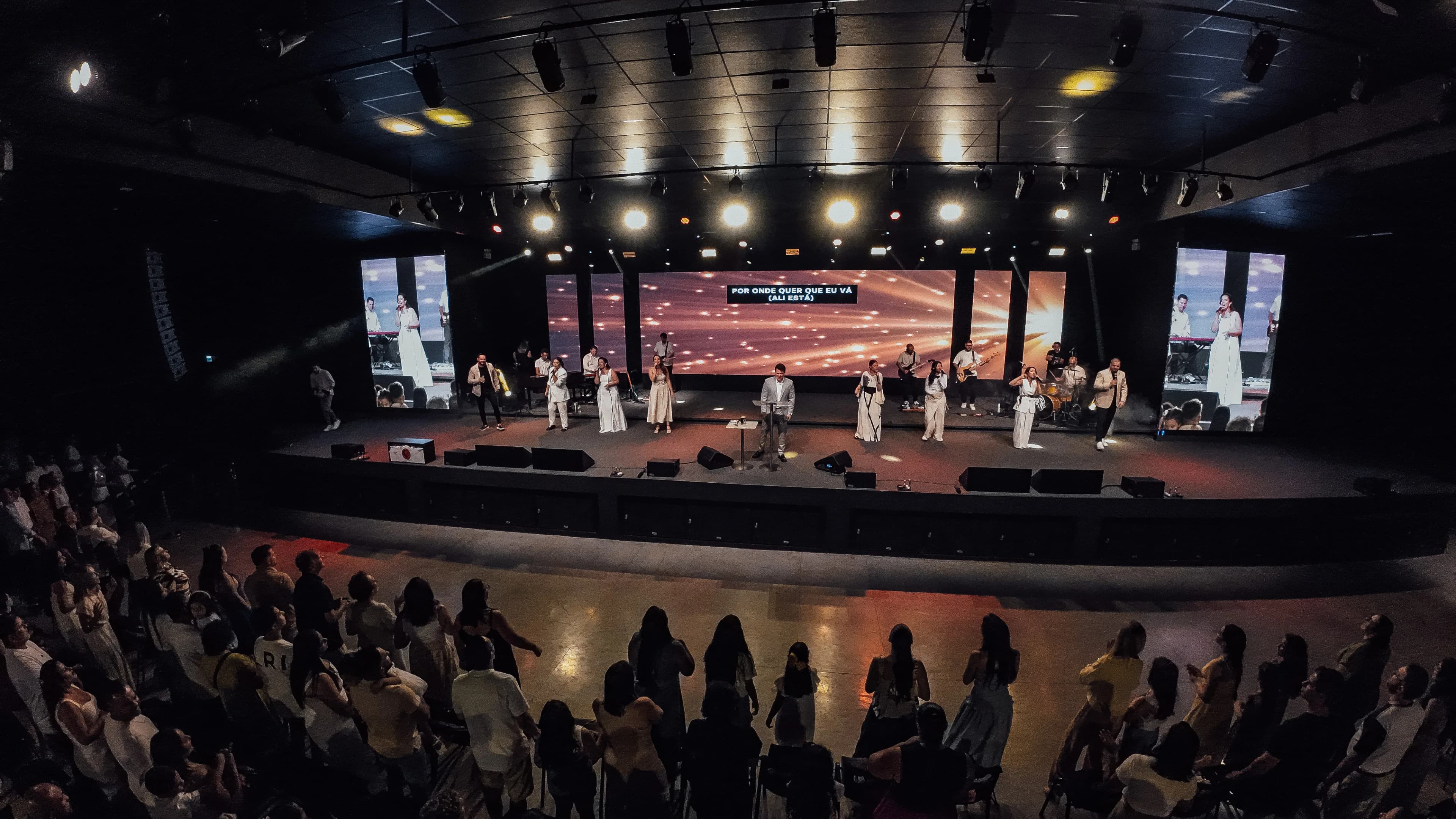 Fiéis da Missão Encorajamento adorando em culto